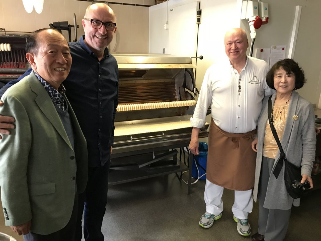 Weltgrößter Baumkuchenproduzent besucht die Cottbuser Baumkuchen Manufaktur